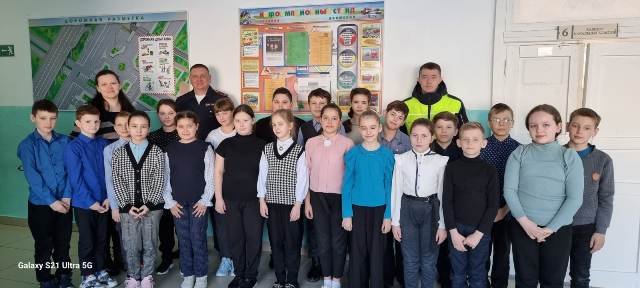 В рамках «Дня дорожной безопасности» сотрудники Госавтоинспекции провели занятия с детьми по дорожной безопасности в школах Купинского района