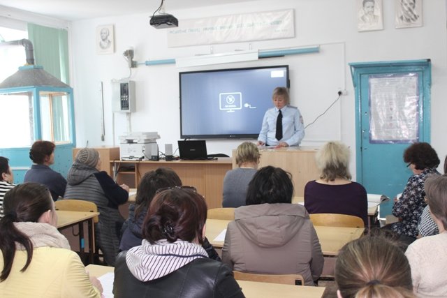 В преддверии летних каникул сотрудники Госавтоинспекции и ПДН приняли участие в общешкольных родительских собраниях